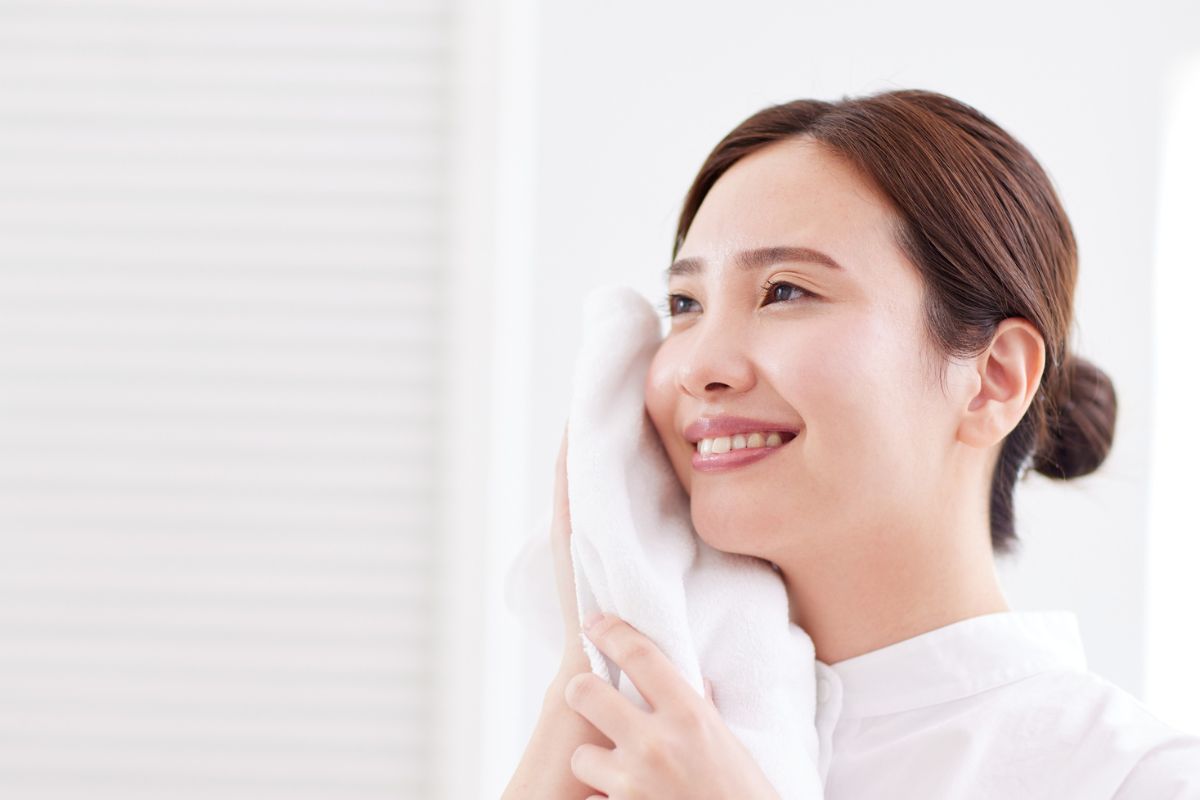 What Is the Correct Way to Use a Cleansing Gel?